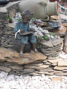 Harasimowicz ogrody - Figura z brązu - dziewczynka ze szkicownikiem